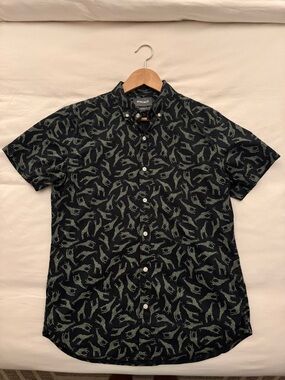Bonobos Men’s black short sleeved button-down with giraffe pattern.